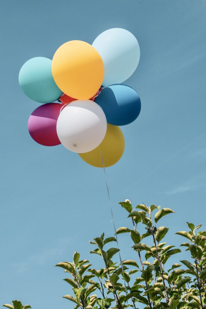 Bunte Luftballons im Himmel